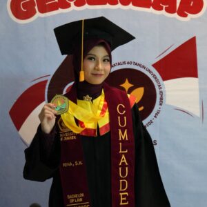 Dari Pabrik ke Podium Wisuda: Rena, Anak Buruh yang Jadi Lulusan Terbaik FH UNEJ