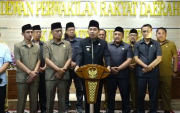 Bupati Jember Gus Fawait saat mengumumkan kebijakan belajar daring.
