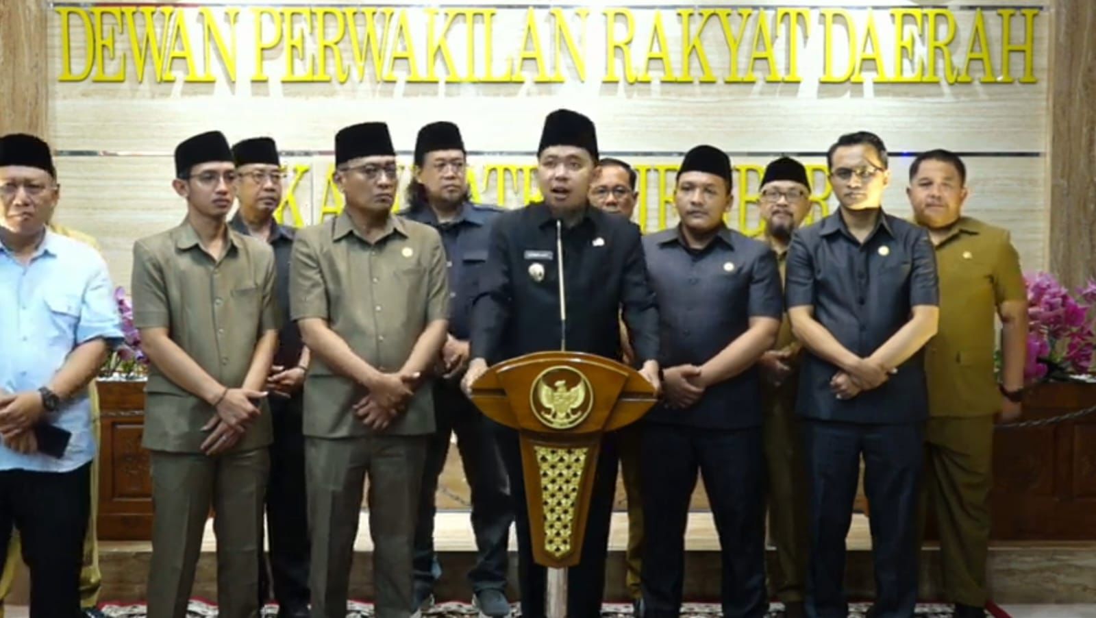 Bupati Jember Gus Fawait saat mengumumkan kebijakan belajar daring.