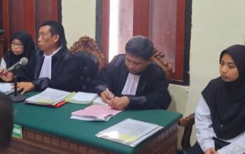 Foto: Fatahul Nafi’ah dan Lita Elindasari didampingi penasehat hukumnya menjalani sidang tuntutan di PN Surabaya.