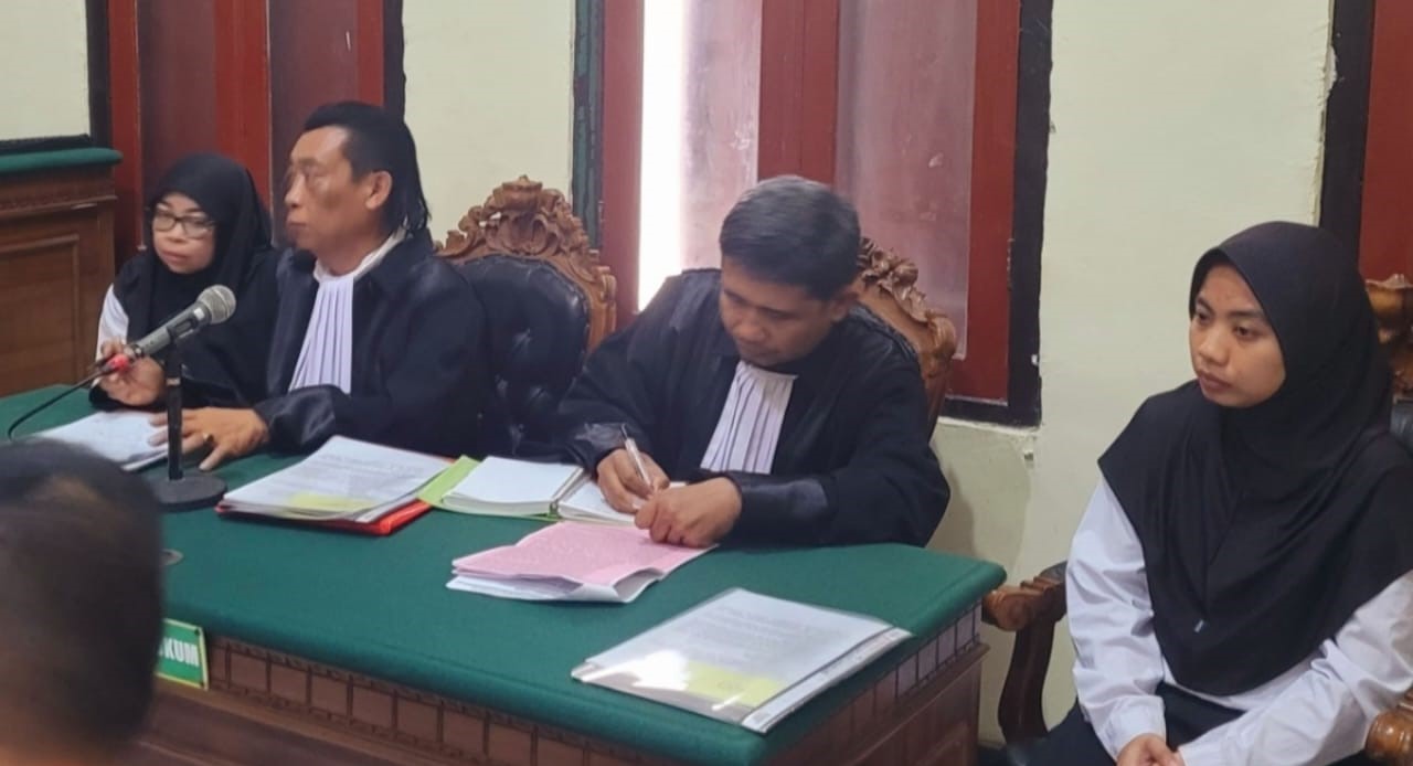 Foto: Fatahul Nafi’ah dan Lita Elindasari didampingi penasehat hukumnya menjalani sidang tuntutan di PN Surabaya.