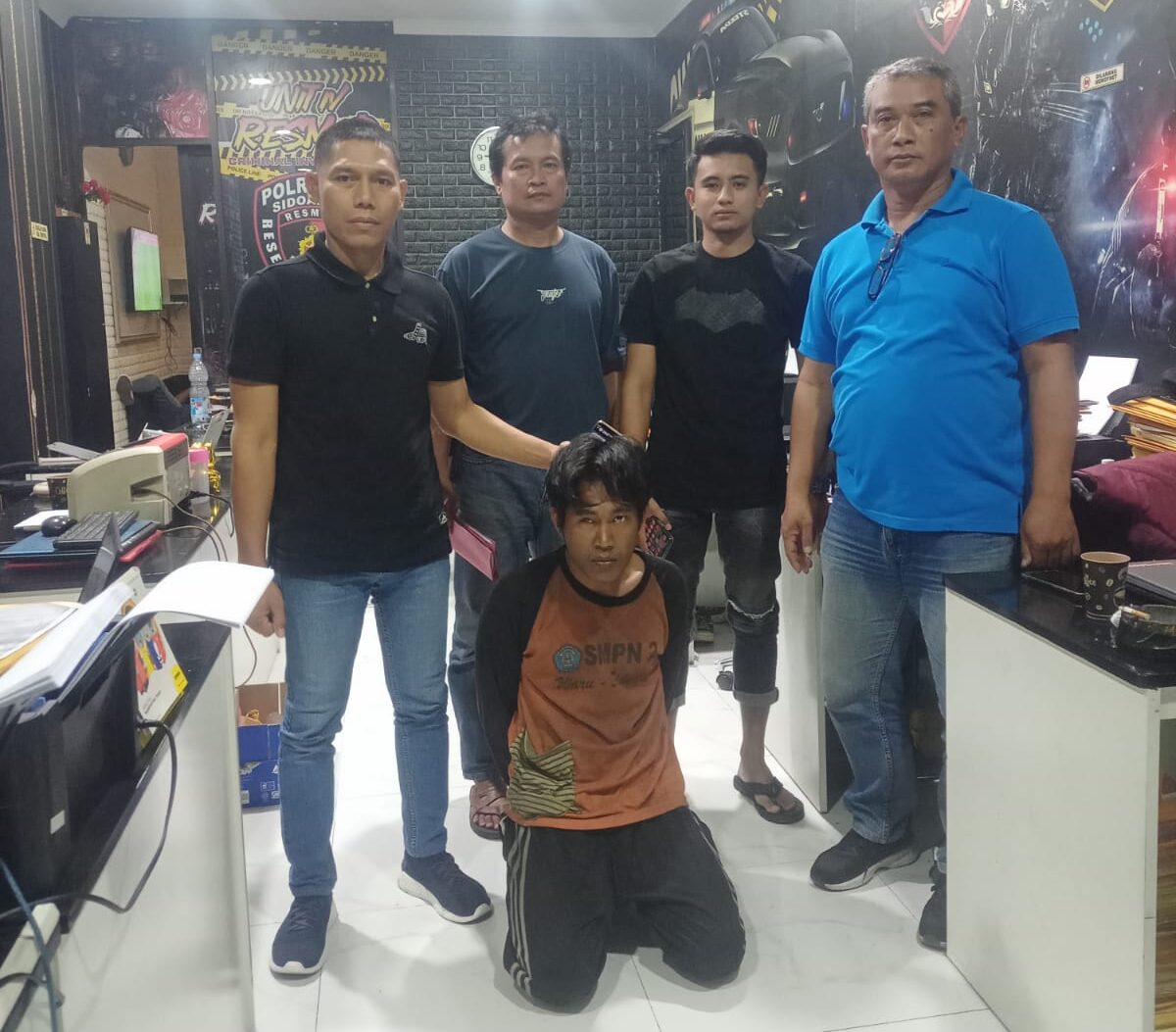 Achmad Yusuf Afandi saat ditangkap petugas Satreskrim Polresta Sidoarjo