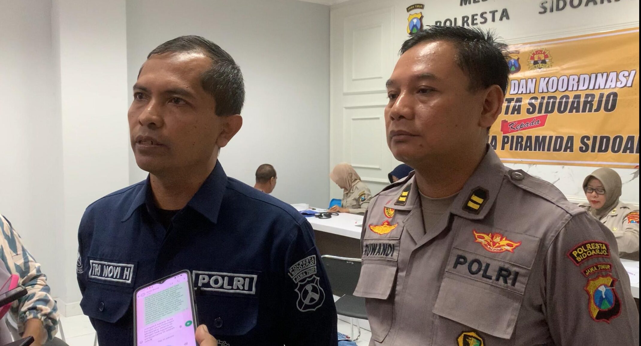 Pjs. Polresta Sidoarjo Komitmen Usut Tuntas Perkara 2 Oknum Wartawan Diduga Peras ASN Polresta Sidoarjo Iptu Tri Novi Handono (kiri).