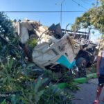 Head Truck Terlepas, Trailer Terjungkal Keparit Setelah Disruduk Bus Sugeng Rahayu