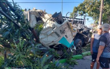 Kondisi truk trailer ringsek berat setelah terjadi laka lantas.