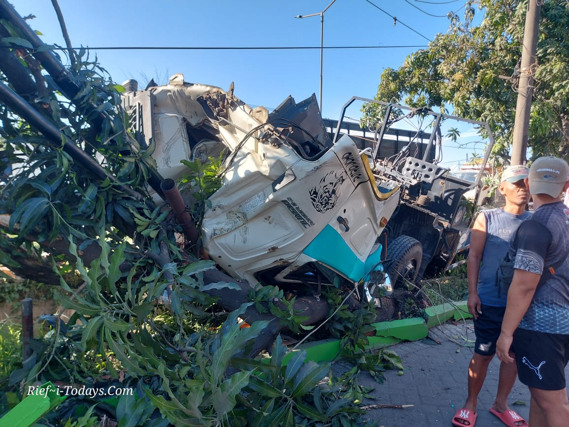 Kondisi truk trailer ringsek berat setelah terjadi laka lantas.