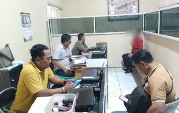Terlapor FR ketika diperiksa petugas Kepolisian Polsek Taman