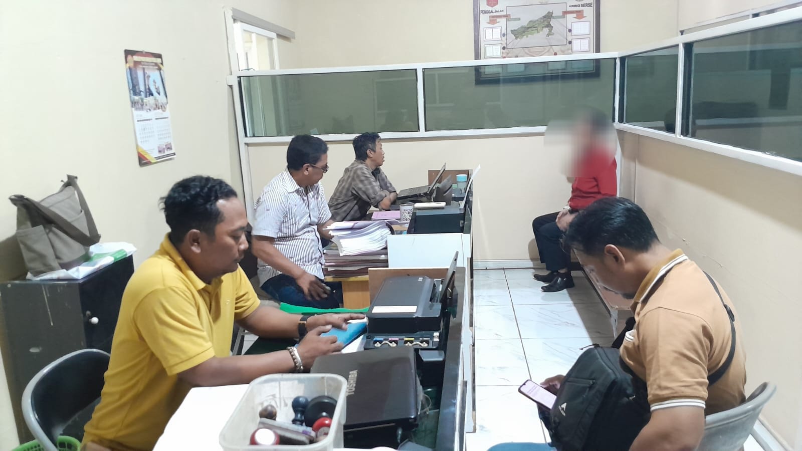 Terlapor FR ketika diperiksa petugas Kepolisian Polsek Taman