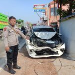 Adu Banteng Dengan Dump Truk, Sebuah Mobil LCGC Rusak Parah