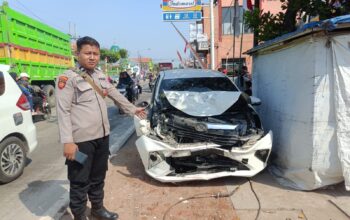Daihatsu Sigra rusak parah setelah adu banteng dengan dump truk