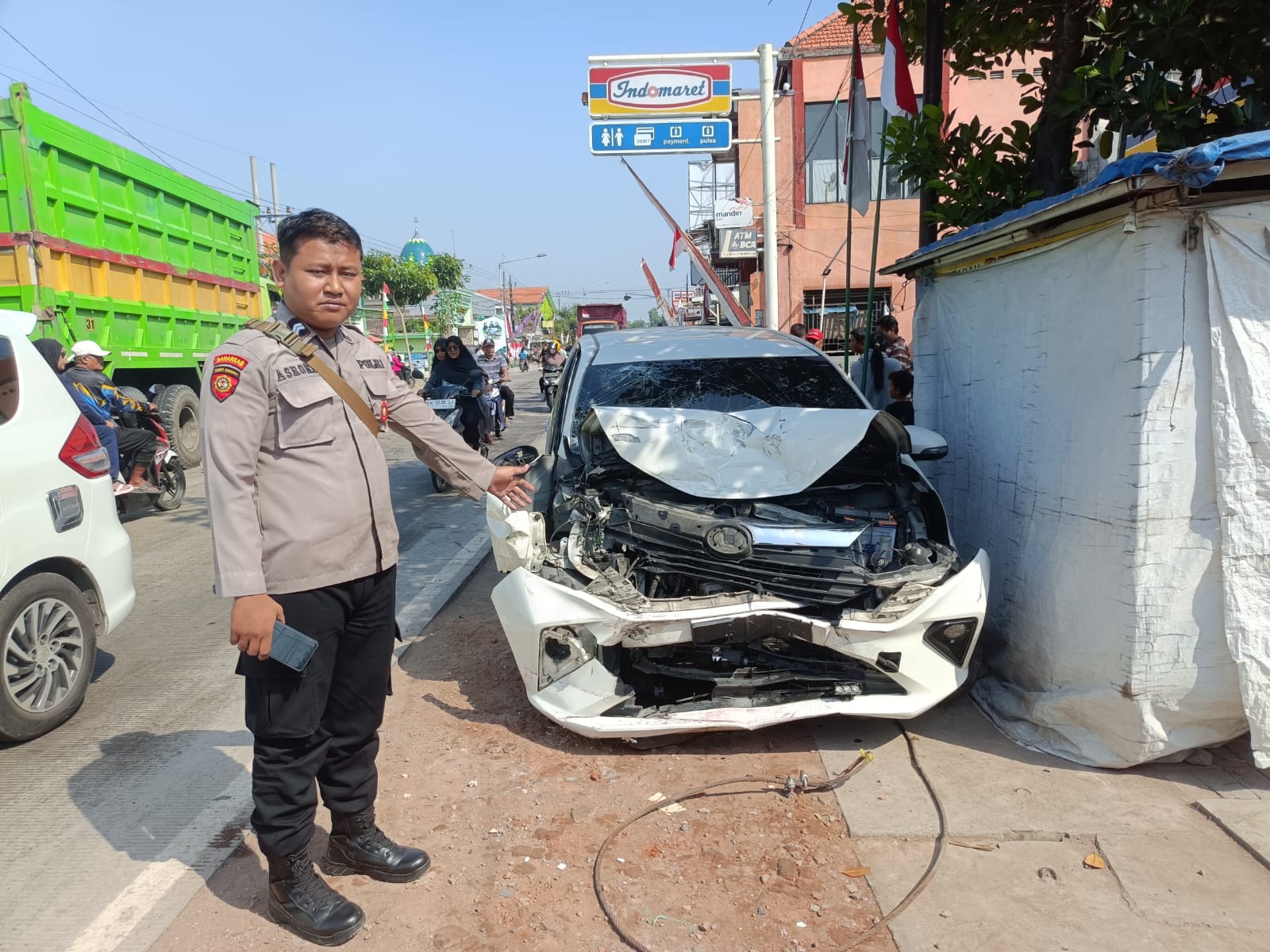 Daihatsu Sigra rusak parah setelah adu banteng dengan dump truk