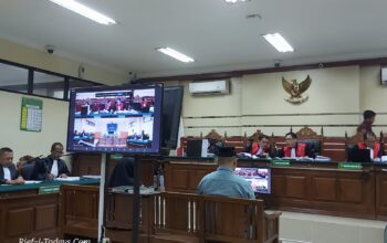 Terdakwa Heri Achmadi dan Sari Diah Ratna mendengarkan tuntutan Jaksa Penuntut Umum dalam perkara tindak pidana pungli PTSL
