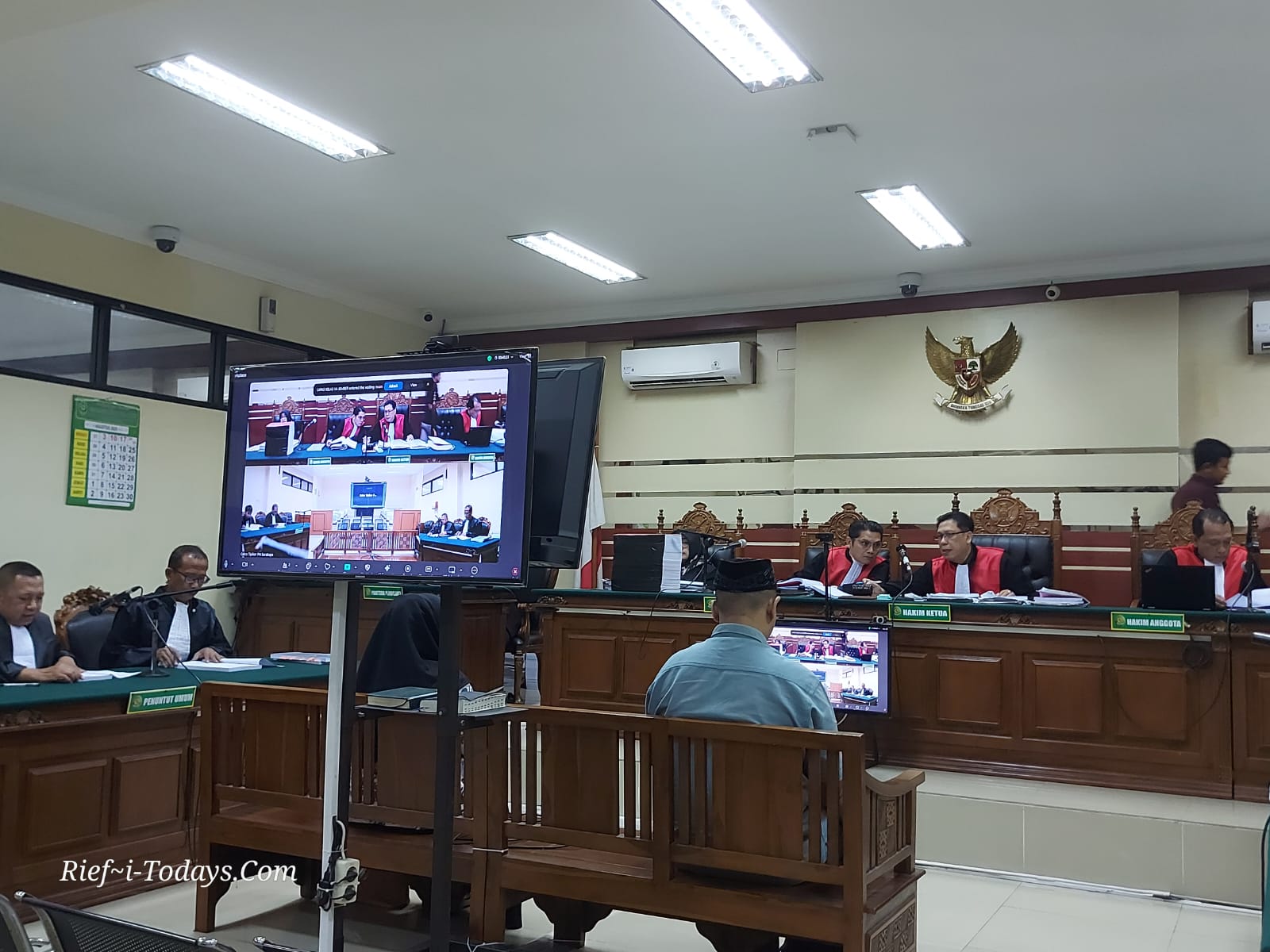 Terdakwa Heri Achmadi dan Sari Diah Ratna mendengarkan tuntutan Jaksa Penuntut Umum dalam perkara tindak pidana pungli PTSL