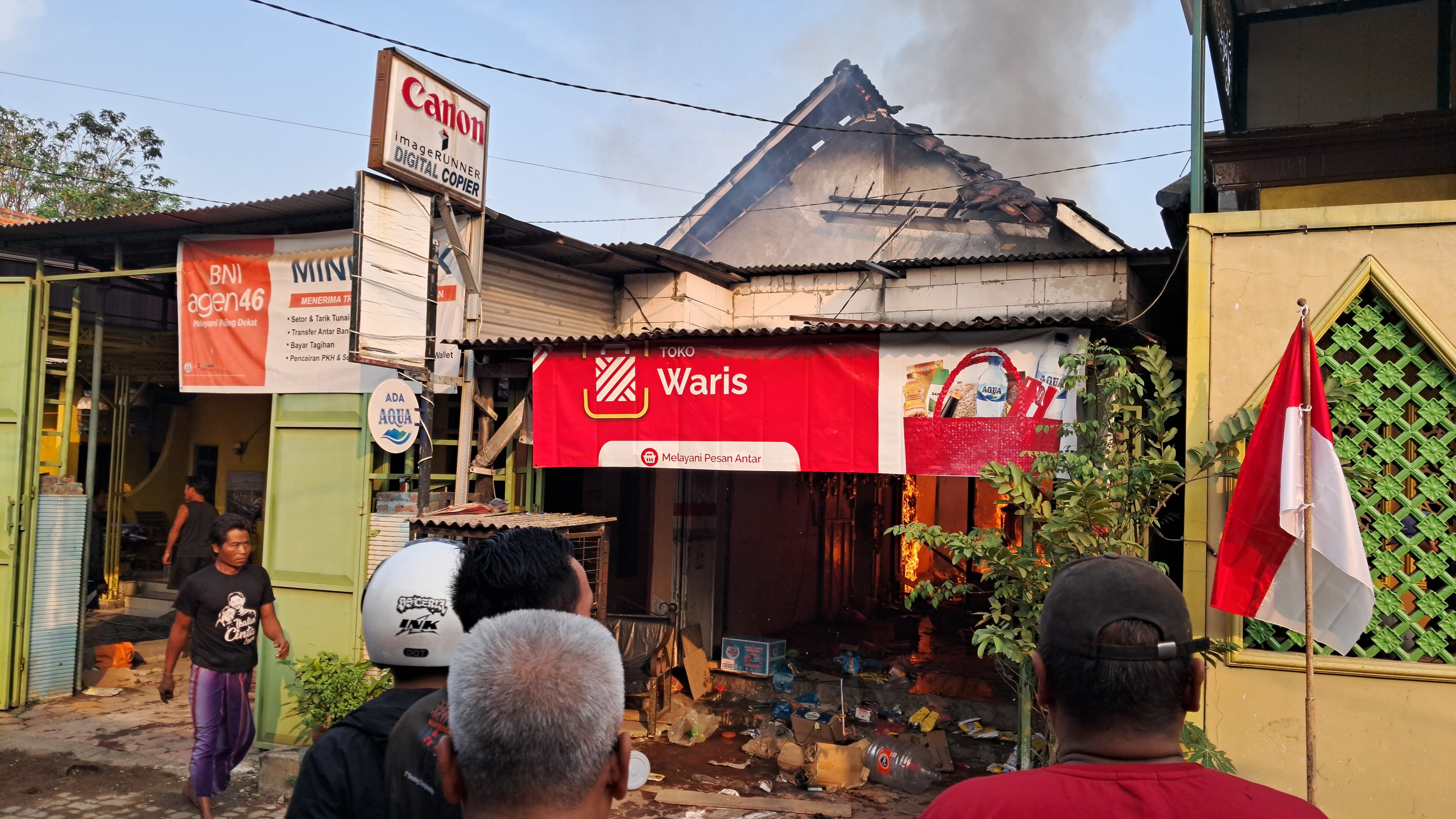 Rumah H. Waris ludes dilalap api