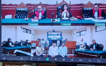 Foto bawah : Ketiga terdakwa perkara pungli PTSL Desa Gilang dari kiri, Sulhan,Rasno Bahtiar dan Hudijono alias Pilot ketika mendengar pembacaan tuntutan Jaksa Penuntut Umum