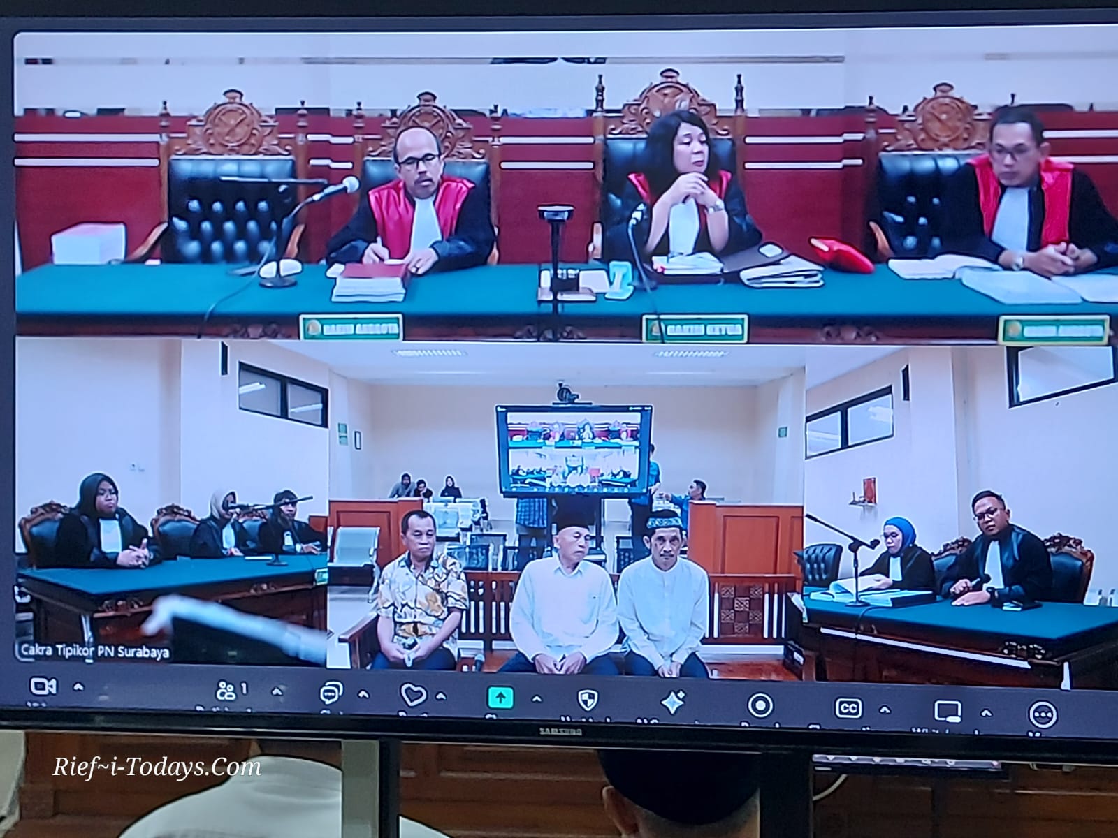 Foto bawah : Ketiga terdakwa perkara pungli PTSL Desa Gilang dari kiri, Sulhan,Rasno Bahtiar dan Hudijono alias Pilot ketika mendengar pembacaan tuntutan Jaksa Penuntut Umum