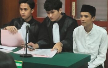 Terdakwa penjual istri saat sidang di PN Surabaya.