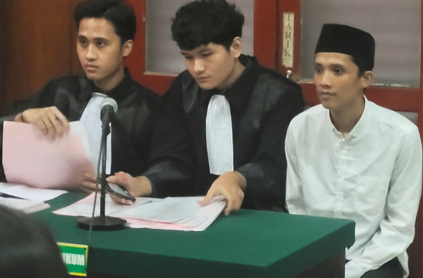 Terdakwa penjual istri saat sidang di PN Surabaya.