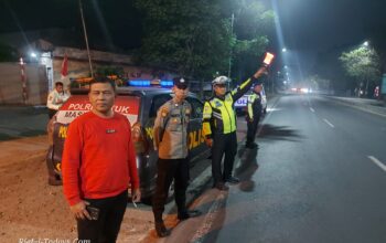 Padal Kanit Reskrim AKP Hajir Sujalmo (kaos merah) memimpin patroli Blue Light Polsek Taman antisipasi balap liar dan kejahatan jalanan.