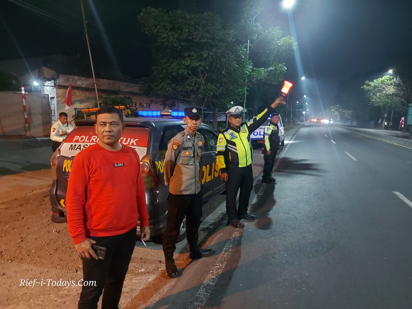Padal Kanit Reskrim AKP Hajir Sujalmo (kaos merah) memimpin patroli Blue Light Polsek Taman antisipasi balap liar dan kejahatan jalanan.