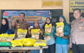 Kapolsek Balongbendo AKP Sugeng Sulistiyono (kedua dari kiri) memimpin langsung giat bazar beras murah di Polsek Balongbendo.