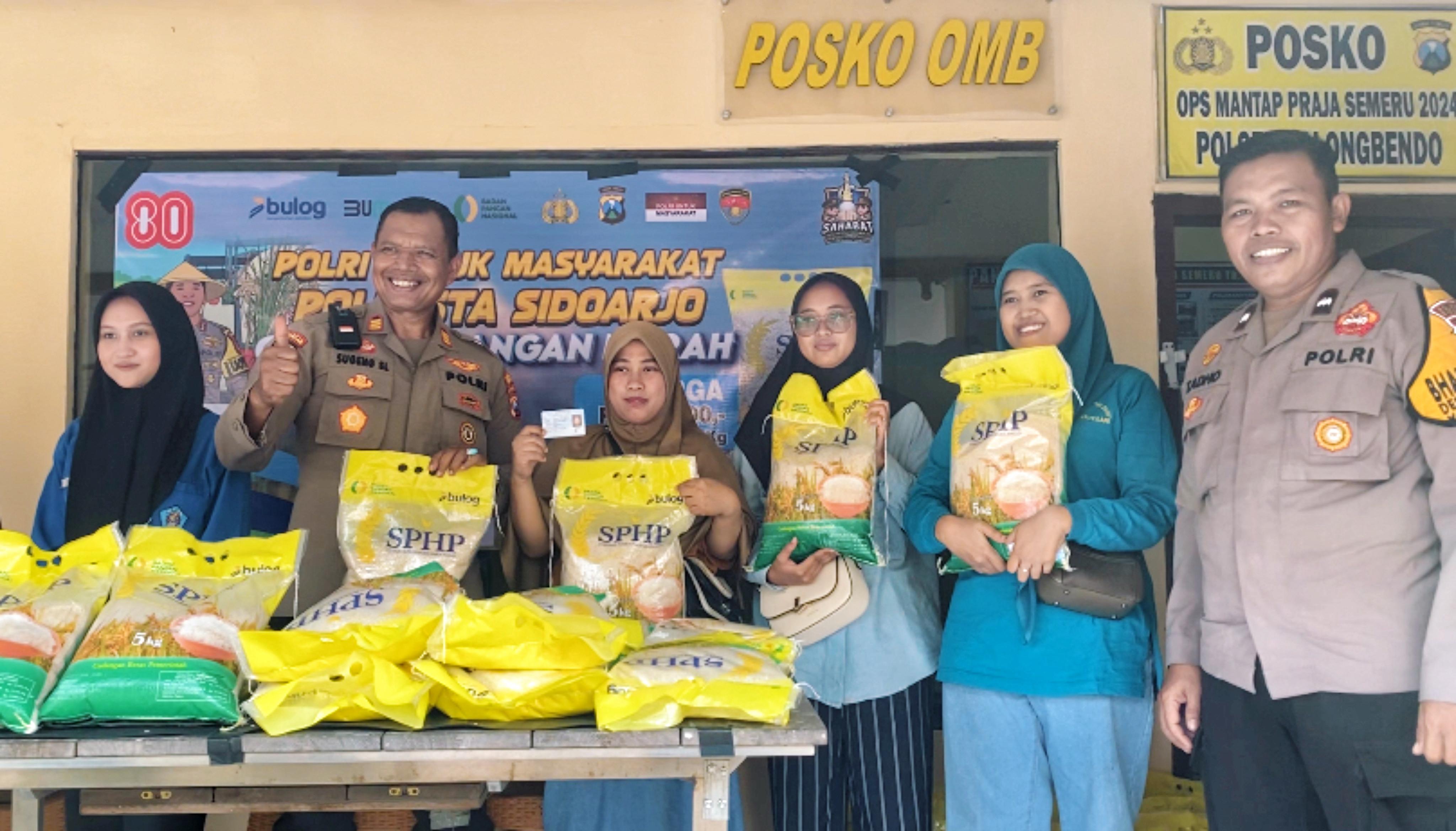 Kapolsek Balongbendo AKP Sugeng Sulistiyono (kedua dari kiri) memimpin langsung giat bazar beras murah di Polsek Balongbendo.