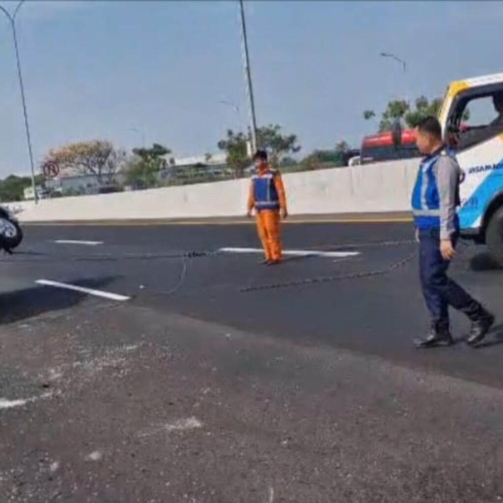 Diduga Sopir Mengantuk, 8 Orang Terluka Setelah Minibus Yang Ditumpangi Terbalik di Tol Porong Sidoarjo