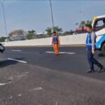 Proses evakuasi mobil minibus Kijang kapsul yang terbalik ditol Porong Sidoarjo, delapan orang dilaporkan terluka dalan insiden ini