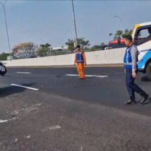 Diduga Sopir Mengantuk, 8 Orang Terluka Setelah Minibus Yang Ditumpangi Terbalik di Tol Porong Sidoarjo