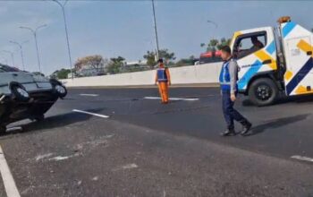 Proses evakuasi mobil minibus Kijang kapsul yang terbalik ditol Porong Sidoarjo, delapan orang dilaporkan terluka dalan insiden ini