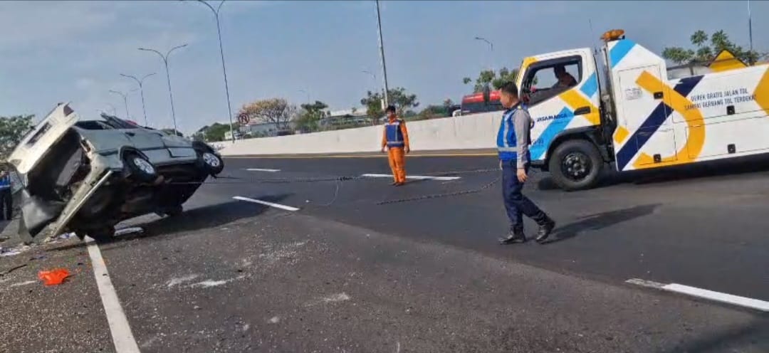 Proses evakuasi mobil minibus Kijang kapsul yang terbalik ditol Porong Sidoarjo, delapan orang dilaporkan terluka dalan insiden ini