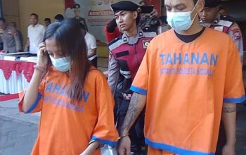 Sepasang kekasih pelaku penculikan bayi saat Press Release di Mako Polresta Sidoarjo