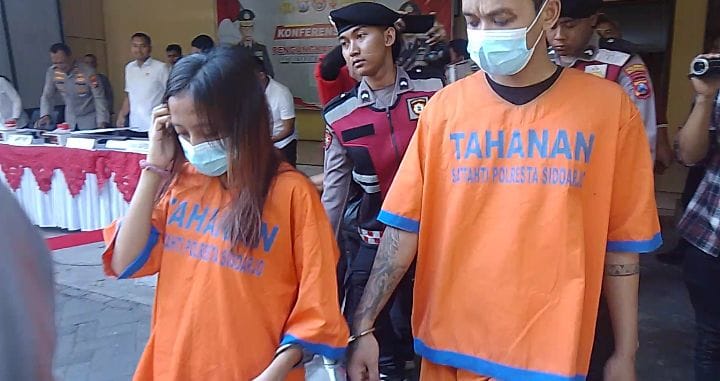 Sepasang kekasih pelaku penculikan bayi saat Press Release di Mako Polresta Sidoarjo