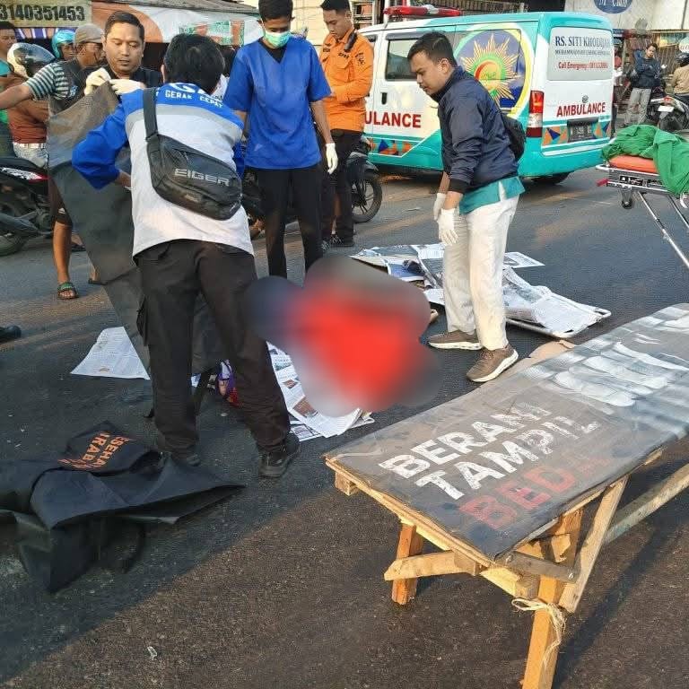 Korban YS saat akan dievakuasi petugas di TKP laka lantas