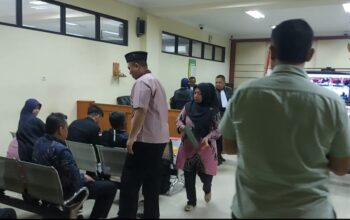 Terdakwa Heri Acmadi (berpeci) dan Sari Diah Ratna (Batik merah) usai menjalani sidang pleidoiatas perkara dugaan korupsi Trosobk di Pengadilan Tipikor Surabaya