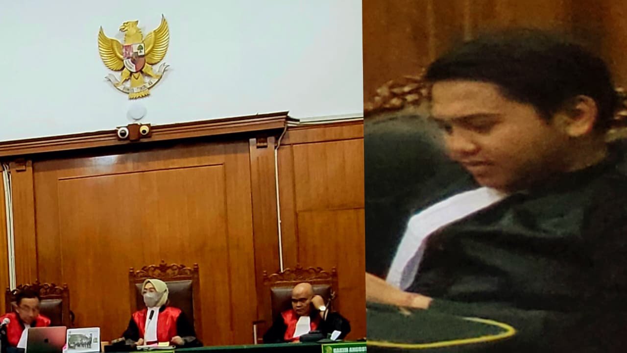 Terdakwa Semy Mattinahoruw dan JPU Galih Riana Putra Intaran saat sidang di PN Surabaya.