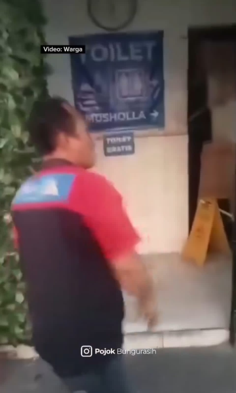 Foto tangkapan layar menampakkan toilet Terminal Purabaya yang ditutup