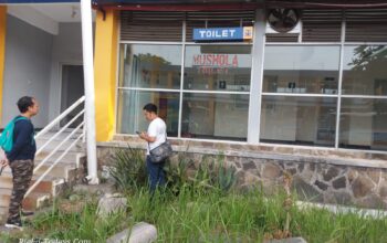 Toilet dan Mushollah dibawah shelter bus AKAP Terminal Purabaya tampak tutup dan menjadi keresahan penumpang serta crew bus