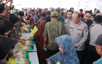 Kapolda Jatim didampingi Kapolresta Sidoarjo saat melihat antusiasme masyarakat saat membeli beras murah dalam launching GPM di area parkir timur GOR Delta Sidoarjo