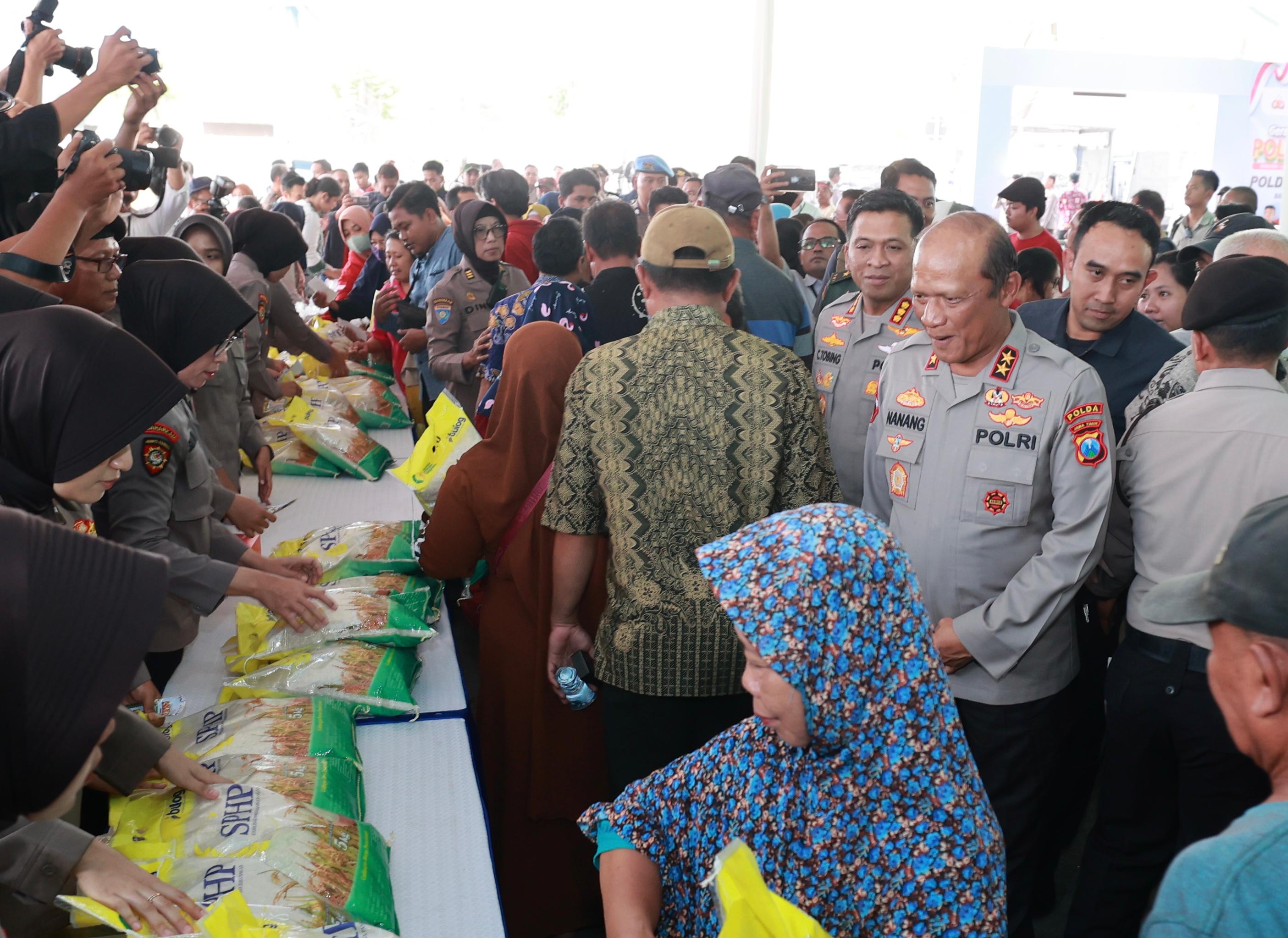Kapolda Jatim didampingi Kapolresta Sidoarjo saat melihat antusiasme masyarakat saat membeli beras murah dalam launching GPM di area parkir timur GOR Delta Sidoarjo