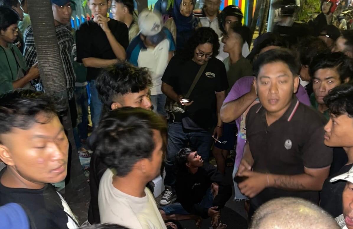 Pelaku jambret saat diamankan Polisi setelah dihajar massa