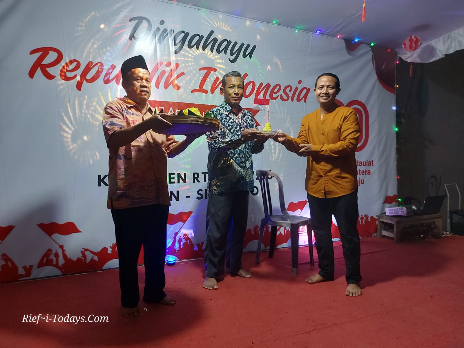 Edi Prayitno Ketua RT 22 RW 03 Kel. Kalijaten Taman menyerahkan potongan tumpeng kepada sesepuh warga dalam momen tasyakuran malam 17 Agustus