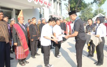 Kepala Seksi Pelayanan Tahanan Muhammad Ridla Gorjie secara simbolis menyerahkan remisi ke narapidana Rutan Medaeng Sidoarjo