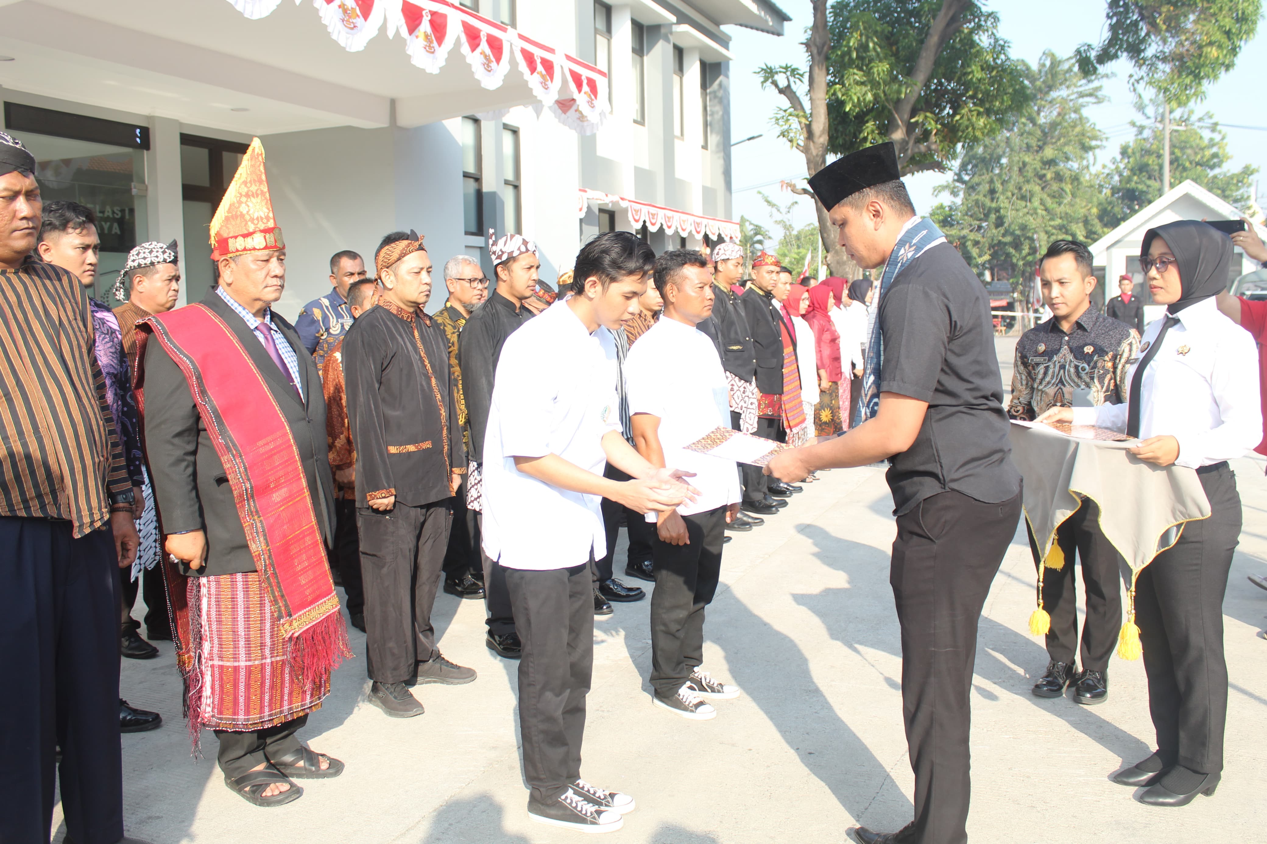 Kepala Seksi Pelayanan Tahanan Muhammad Ridla Gorjie secara simbolis menyerahkan remisi ke narapidana Rutan Medaeng Sidoarjo