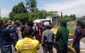 Petugas Kepolisian mengevakuasi jenazah pemancing ke RS Bhayangkara Pusdik Sabhara Porong