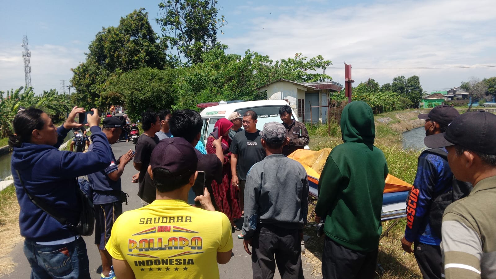 Petugas Kepolisian mengevakuasi jenazah pemancing ke RS Bhayangkara Pusdik Sabhara Porong