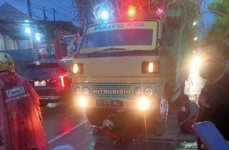 Truk muat tebu yang terlibat laka maut dengan sepeda motor Honda NSR yang dikendarai mudin Desa Tanjekwagir