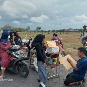 Musim Layang-Layang, Warga Desa Tawangsari dan Sekitarnya Padati Lahan Kosong Perum Griya Taman Asri untuk Bermain Sore Hari