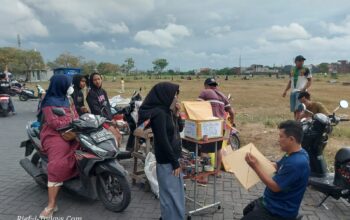 Pedagang layang-layang yang mampu meraup omzet ratusan ribu setiap harinya