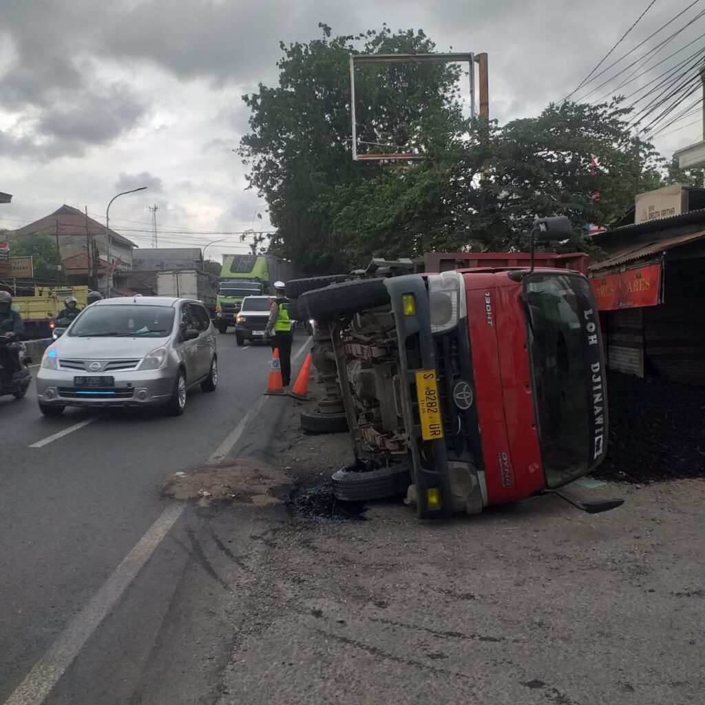 Bengkel Motor Rusak Tertimpa Dump Truk Muat Batu Bara Yang Terguling di Balongbendo